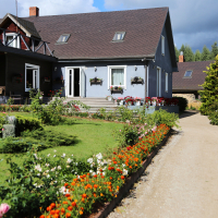 Lauku māja Ēmužas