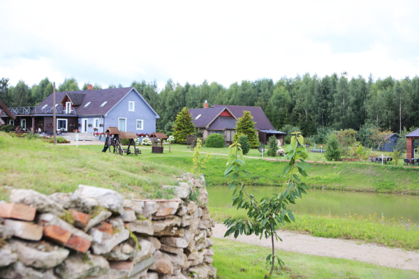 Lauku māja Ēmužas