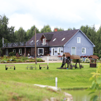 Lauku māja Ēmužas