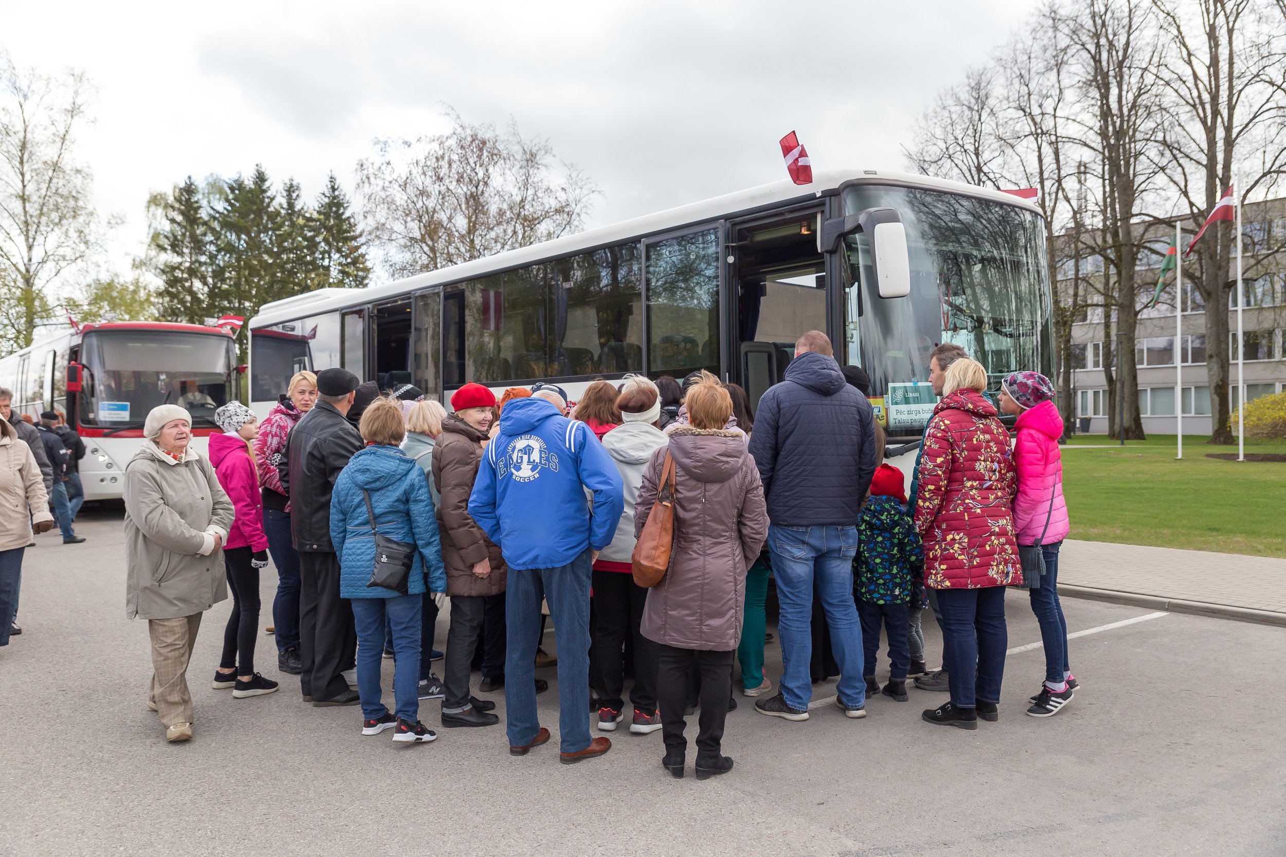 Dziedošais autobuss - Pēc zirga bučas Talsu paugurainē