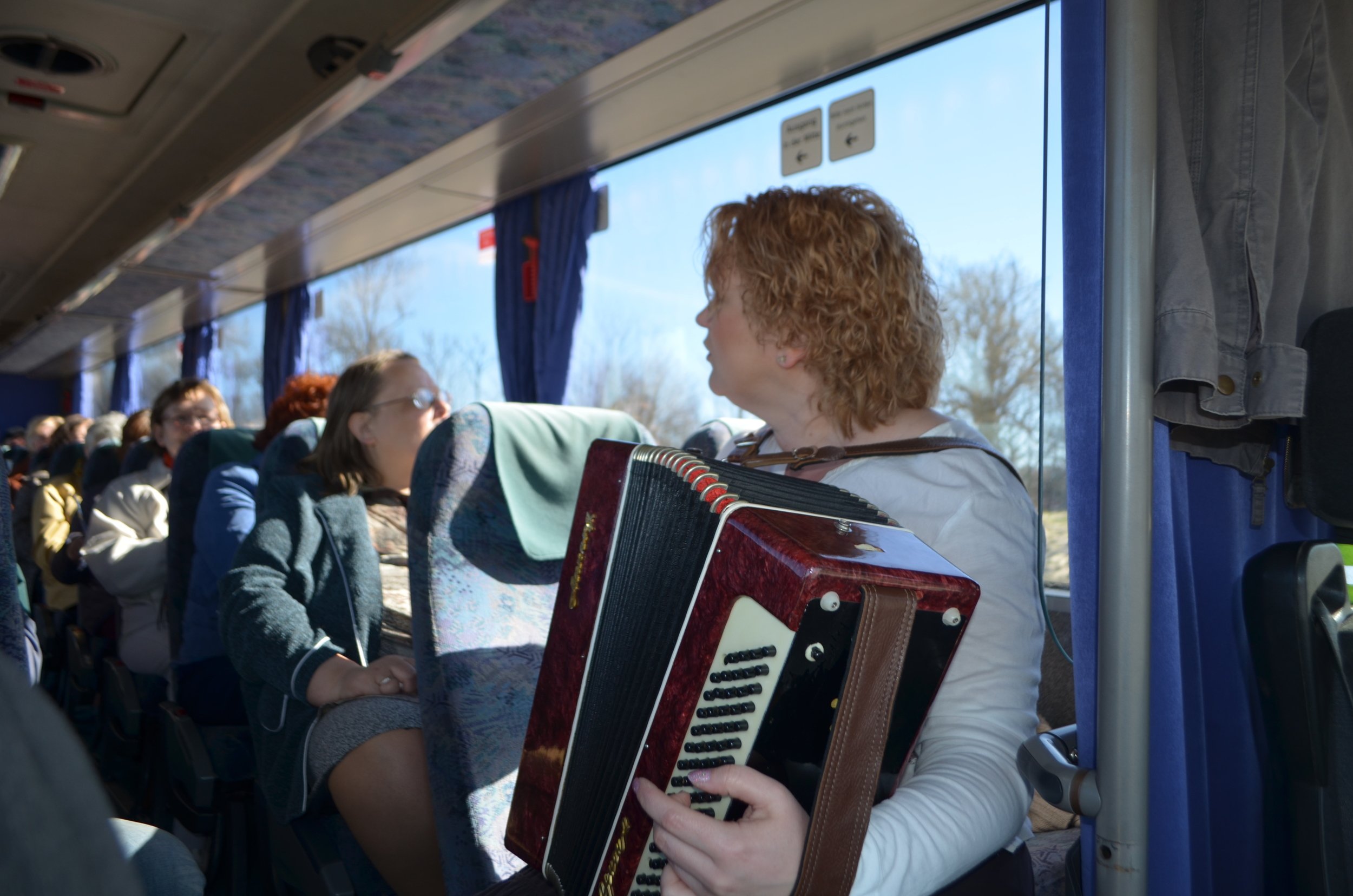 4.maija Dziedošais autobuss - Strazde