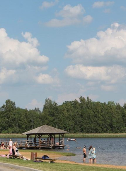 Sasmakas ezers pludmale makšķerēšana Valdemārpils