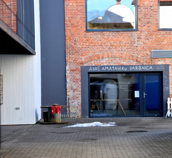 Ādas amatnieku darbnīca Radošajā sētā