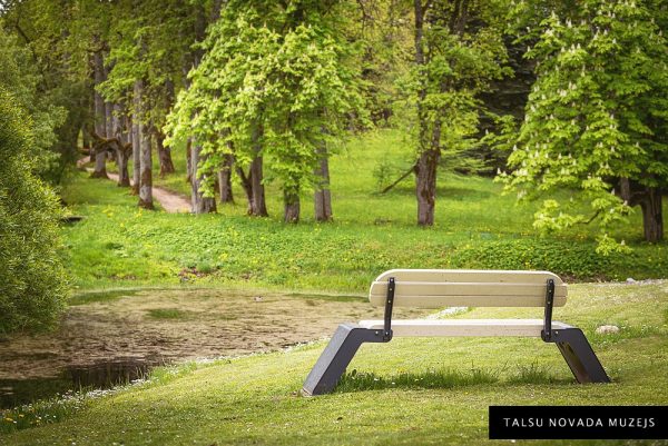 Muzikālais soliņš pie Talsu novada muzeja