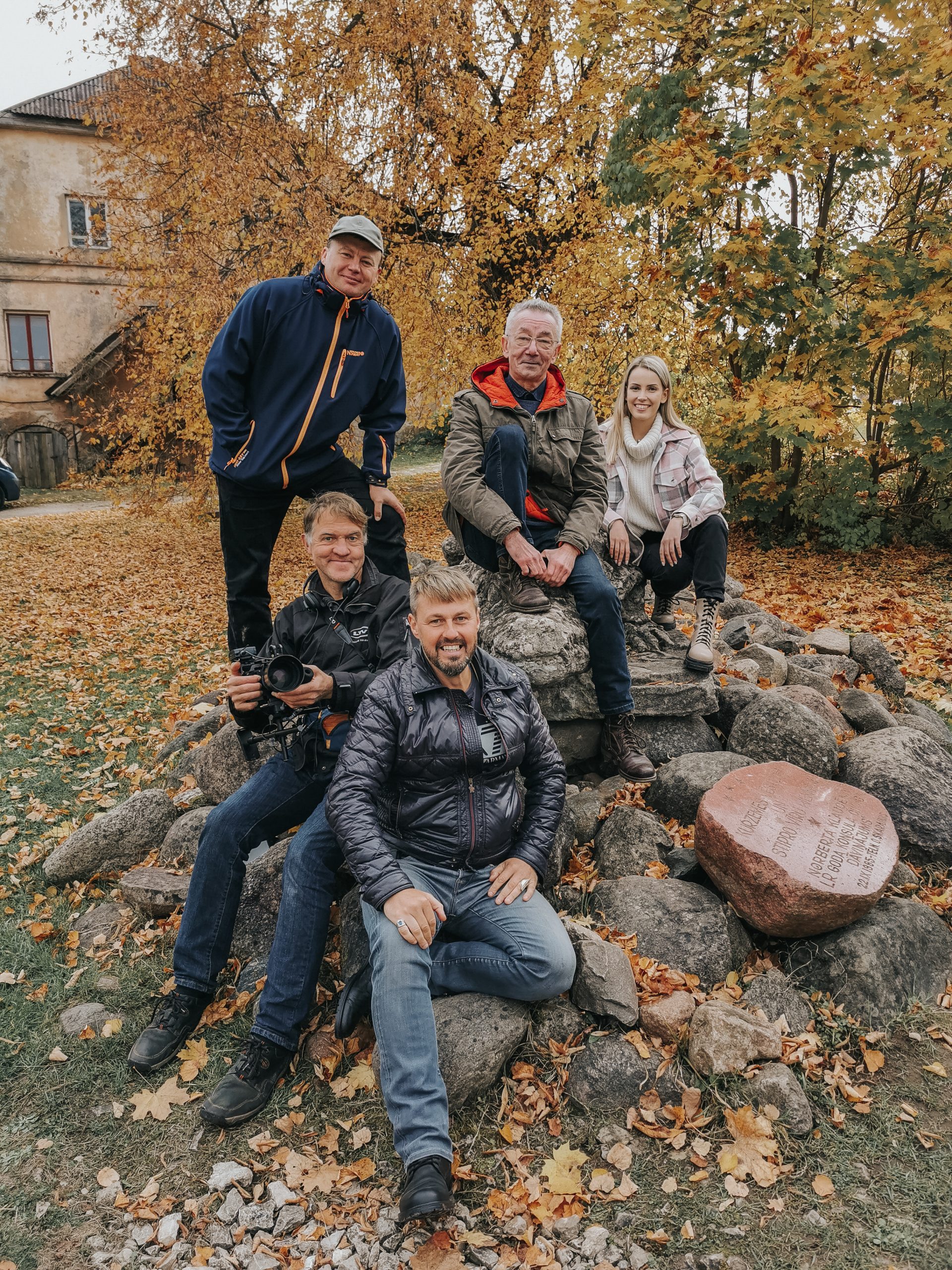 Neatklātā Kurzeme, raidījuma filmēšanas komanda pie krokodila Dundagā