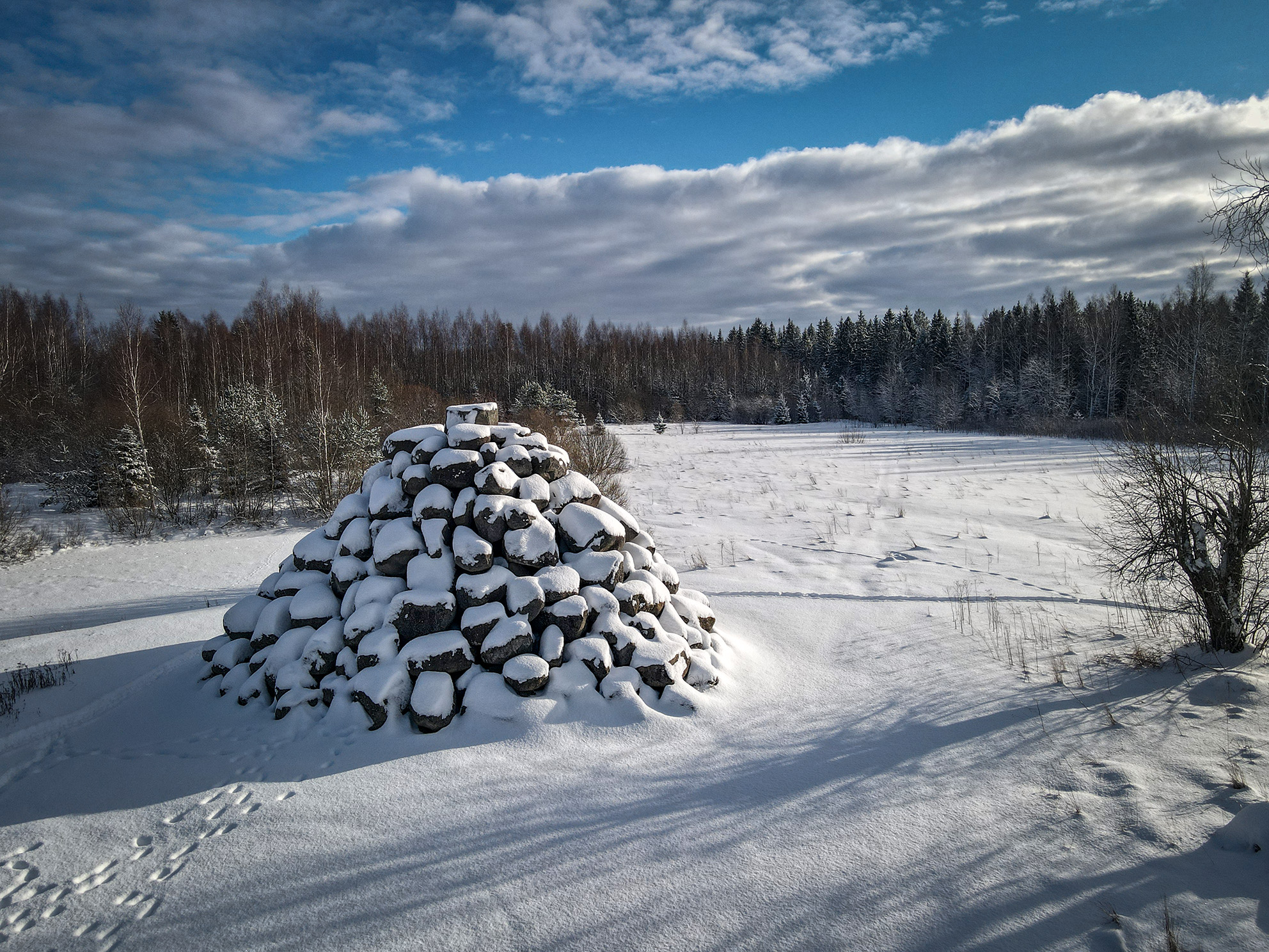 Valpenes piramīda, akmeņu krāvums