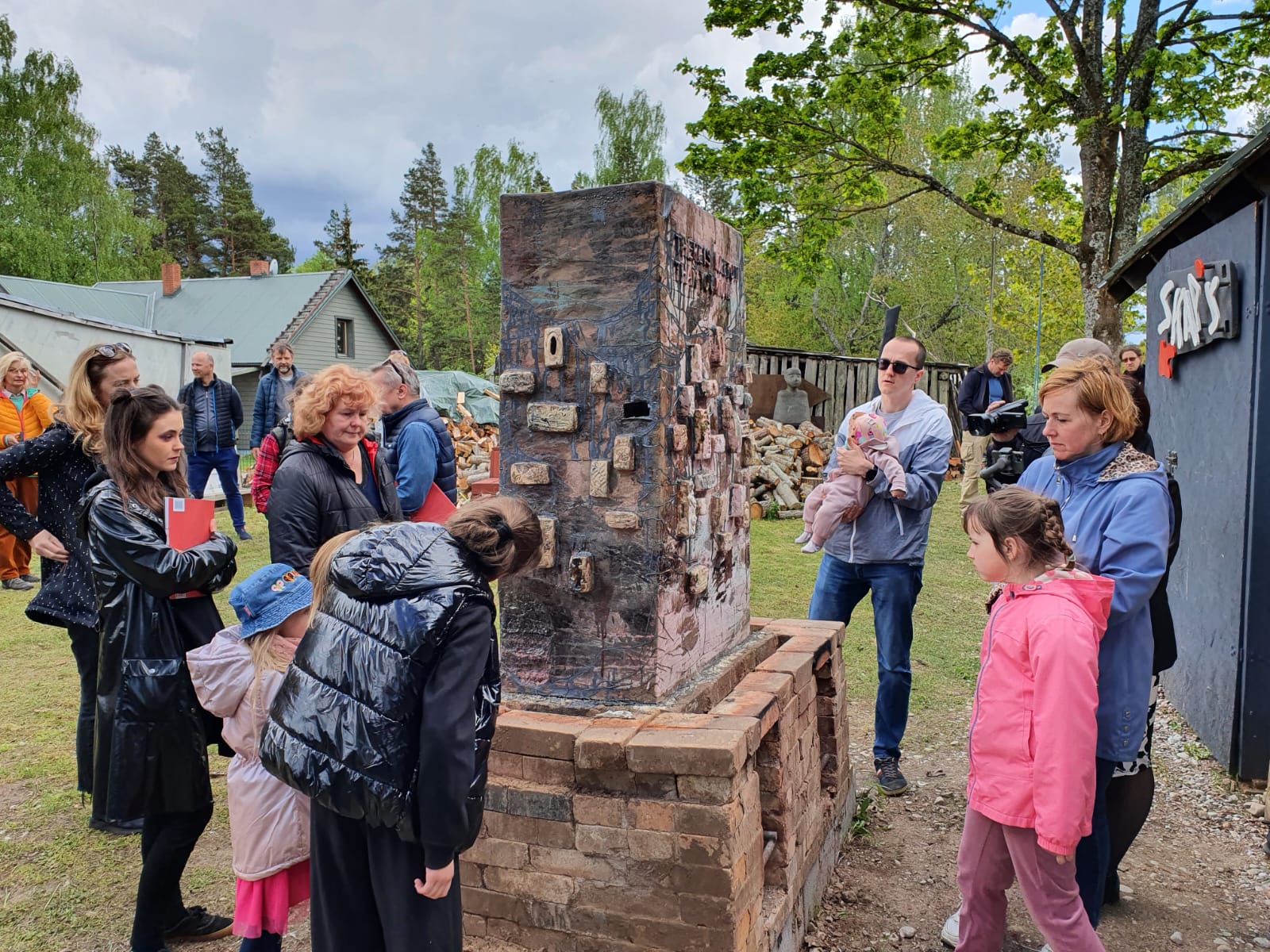 Māra Grosbaha akmens masas skulptūra “Te ir vairāk nekā Tu to zini”. Māra Grosbaha foto.