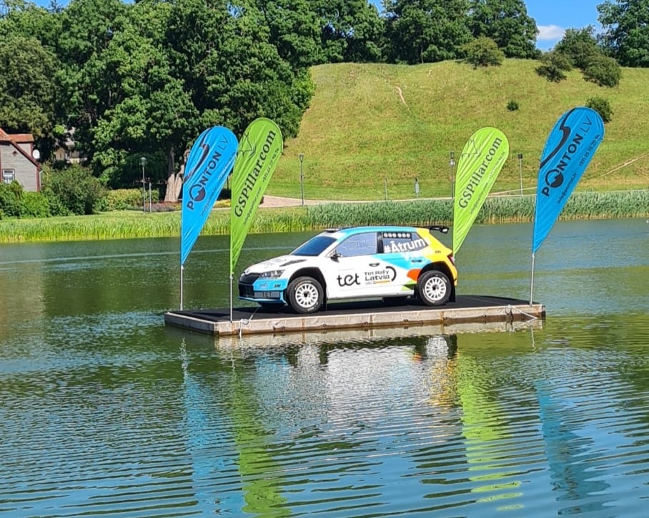 Rally mašīna ezerā