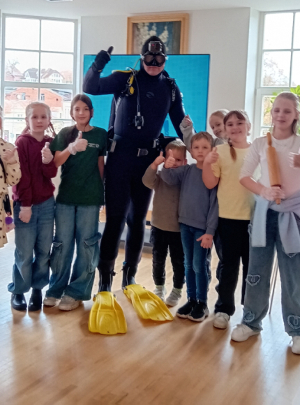 Domu darbnīcā „Kompass vai bura veido personību” skolēni un vecāki iepazīst Krišjāņa Valdemāra dzīves ceļu